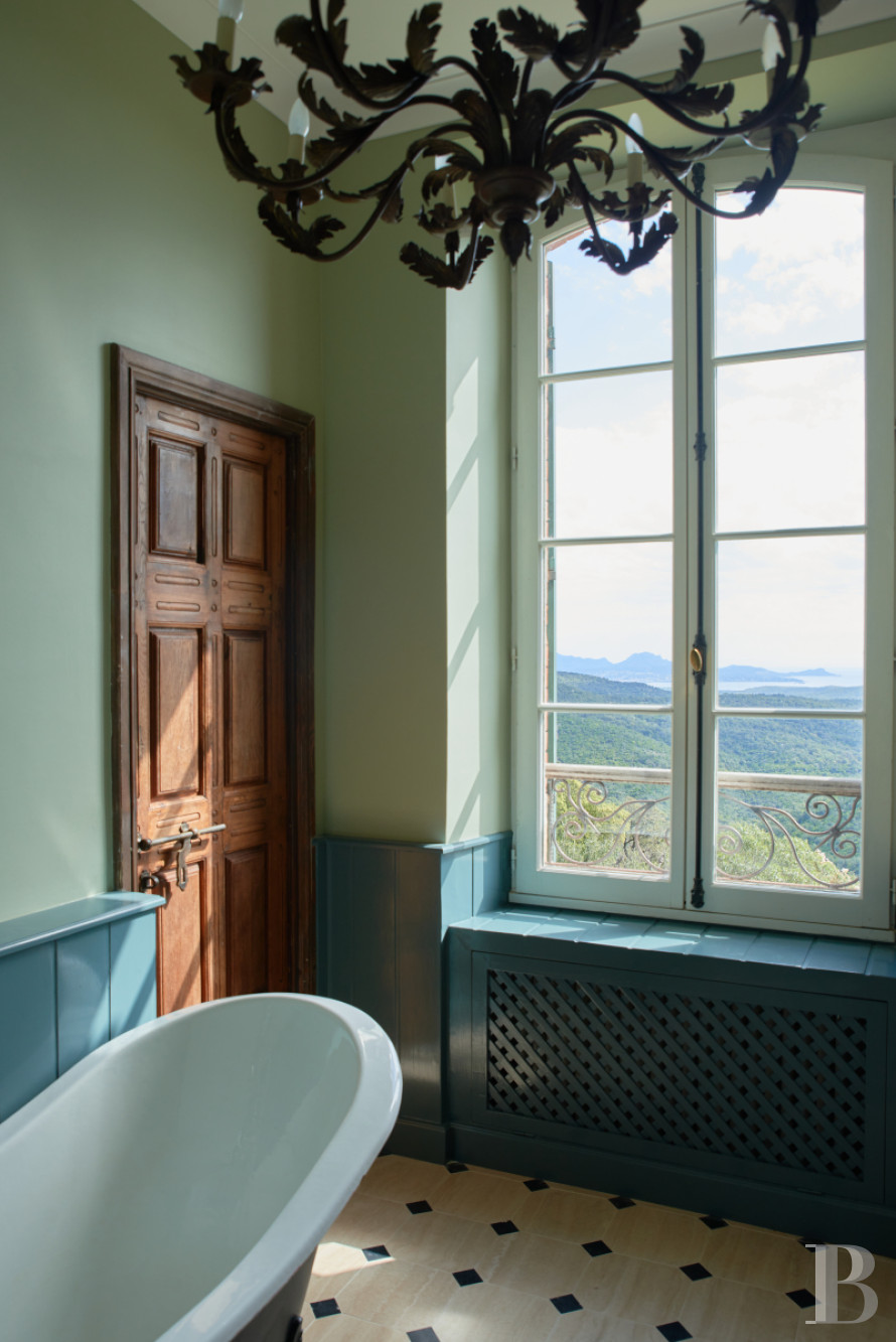 Dans le Var, sur la commune de Sainte-Maxime, une villa d’inspiration italienne dominant l’horizon jusqu’à la mer - photo  n°18